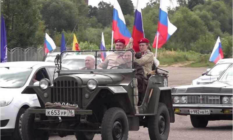 В Ярославле состоялся автопробег в День флага России