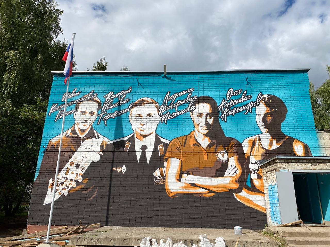 В Ярославле на фасаде школы №17 изобразили знаменитых земляков-спортсменов