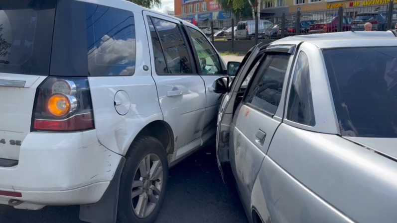 В результате столкновения иномарки и ВАЗа в Ярославле пострадали три человека