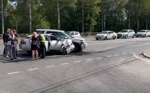 В результате столкновения иномарки и ВАЗа в Ярославле пострадали три человека