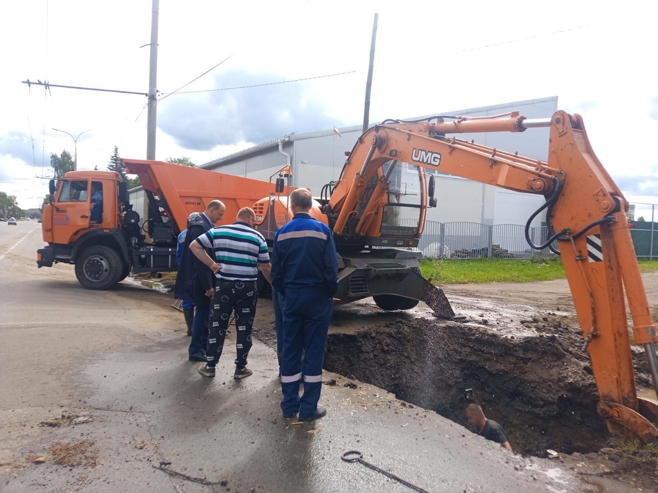 В Рыбинске устраняют серьезную коммунальную аварию