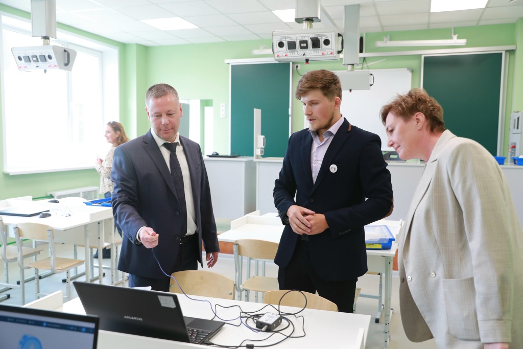 Михаил Евраев поздравил учеников новой школы в селе Вощажниково с Днем знаний