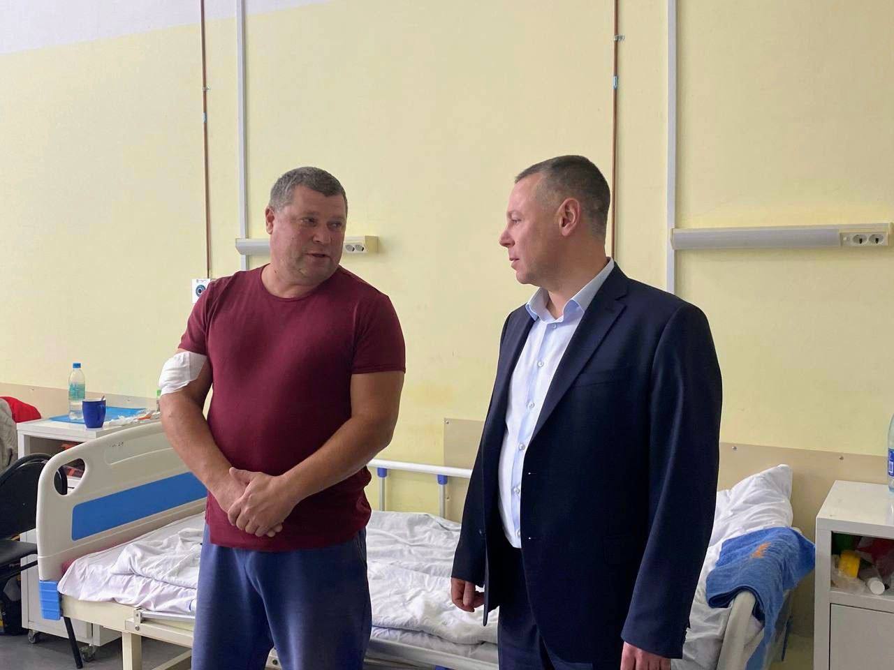 Михаил Евраев навестил в больнице пострадавших от взрыва гранаты