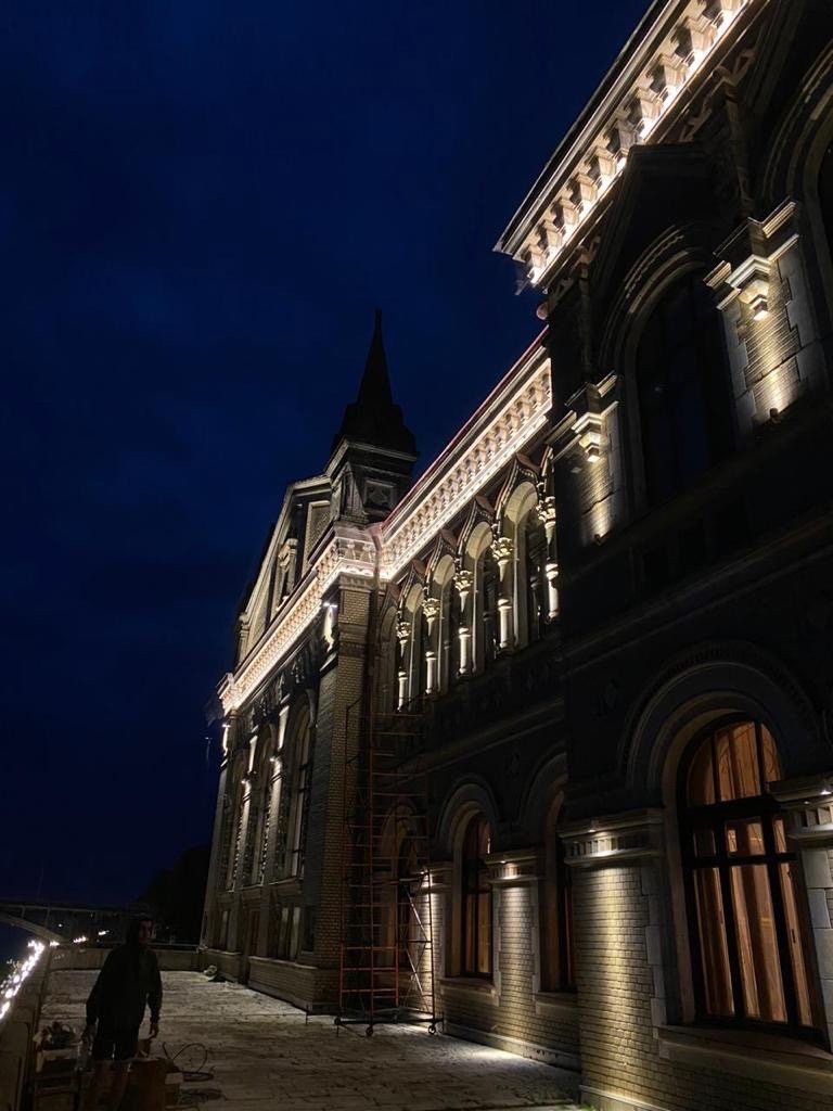 В центре Рыбинска на знаковых зданиях монтируют подсветку | 05.09.2023 |  Ярославль - БезФормата