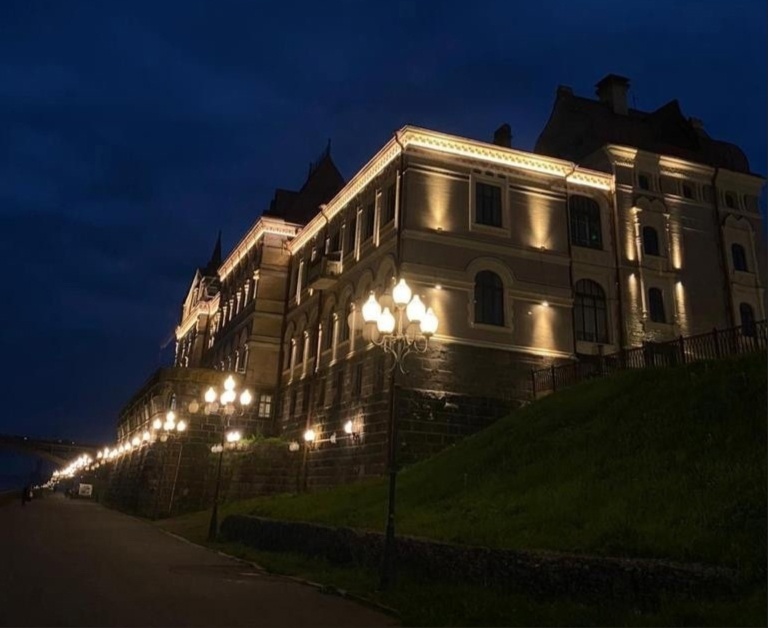 В центре Рыбинска на знаковых зданиях монтируют подсветку