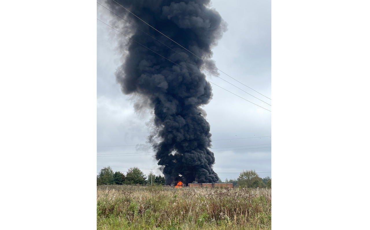 В Ярославской области пожарные тушат загоревшийся резервуар с мазутом