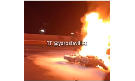 После столкновения с легковушкой на мосту в Ярославле загорелся мотоцикл