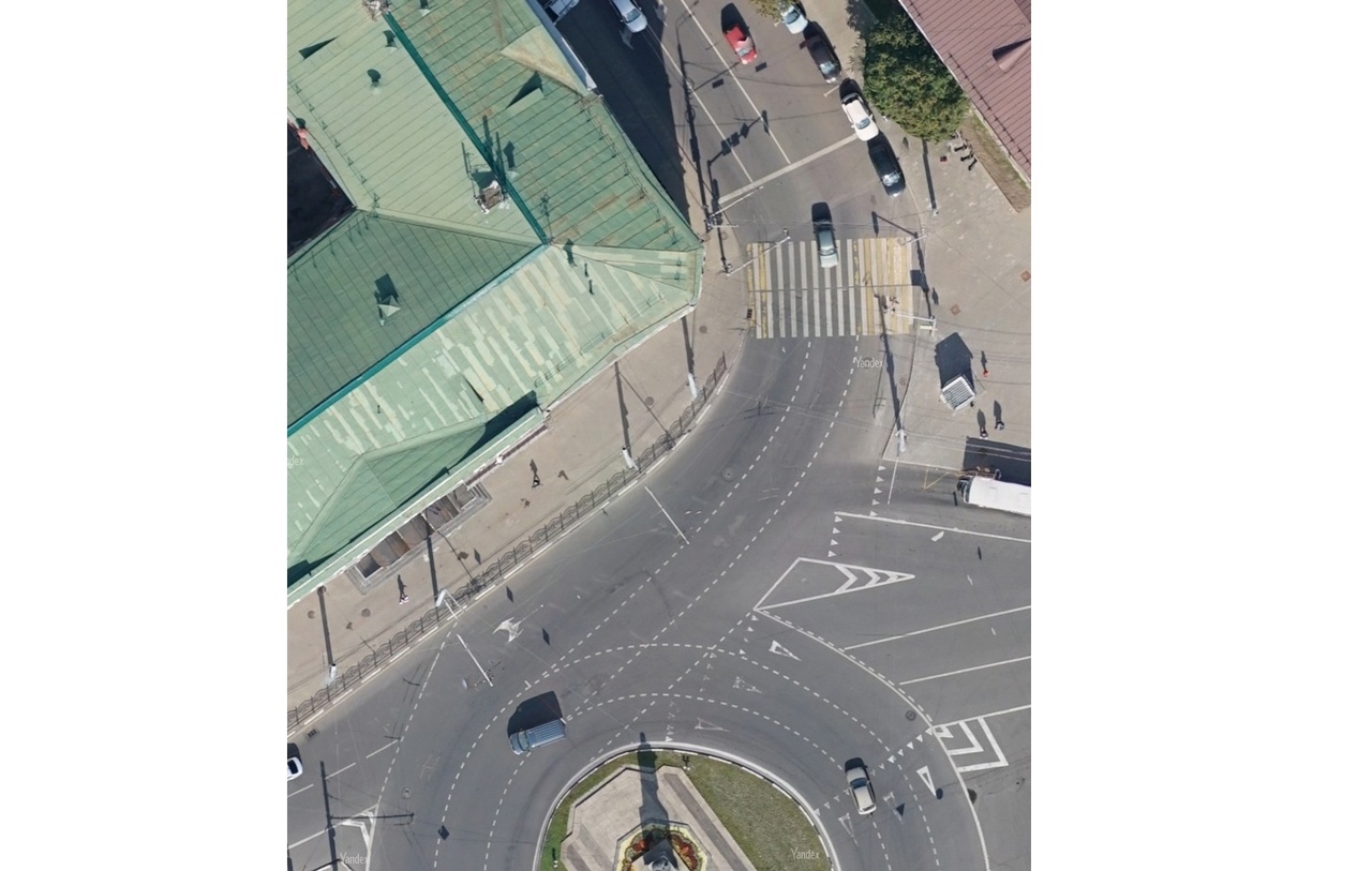 Ярославские автомобилисты просят изменить разметку на Богоявленской площади