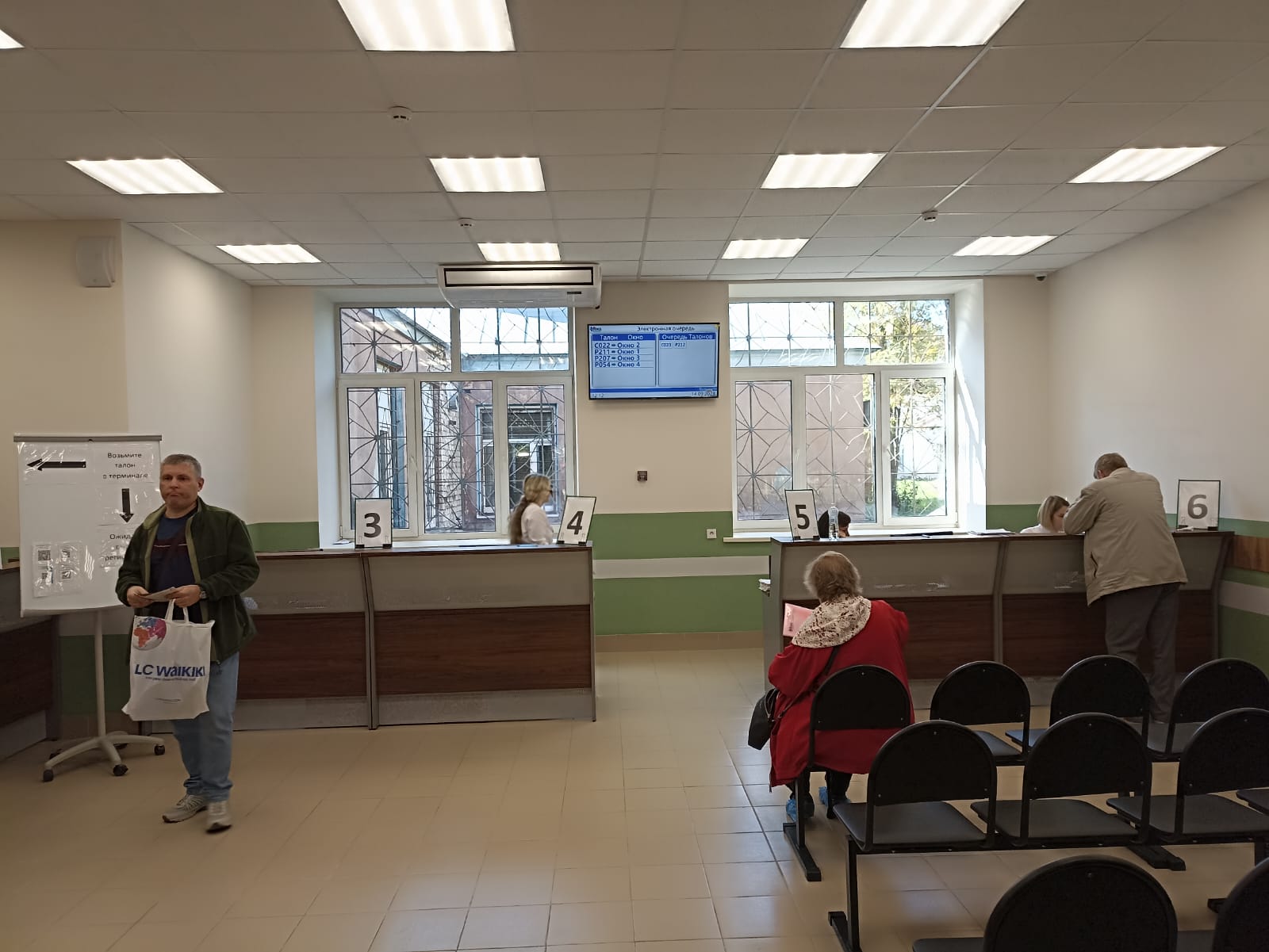 Регистратура и холлы поликлиники Ярославской онкологической больницы стали более комфортными после ремонта