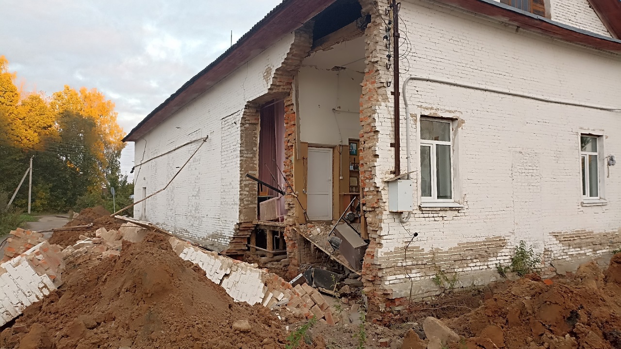 В центре досуга в Ярославской области обрушилась стена во время капремонта