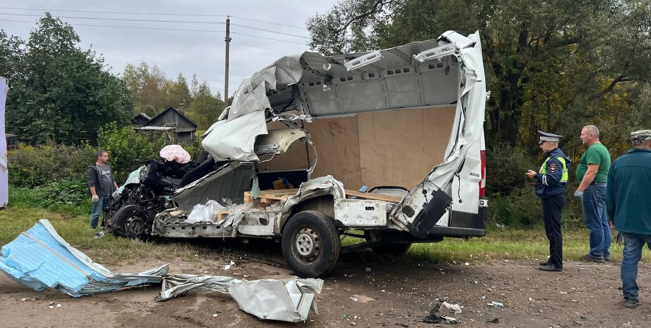 В результате столкновения двух грузовиков в Ярославской области погиб водитель