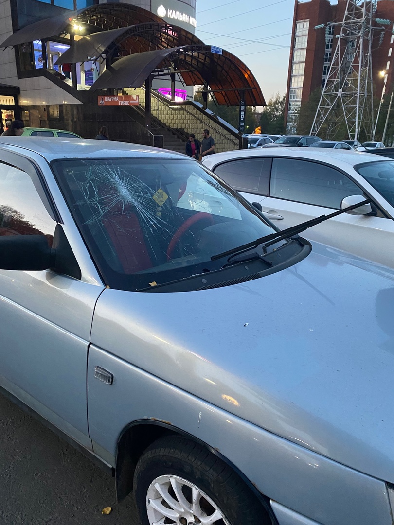 На парковке в Ярославле водитель разгромил автомобиль, заблокировавший ему выезд
