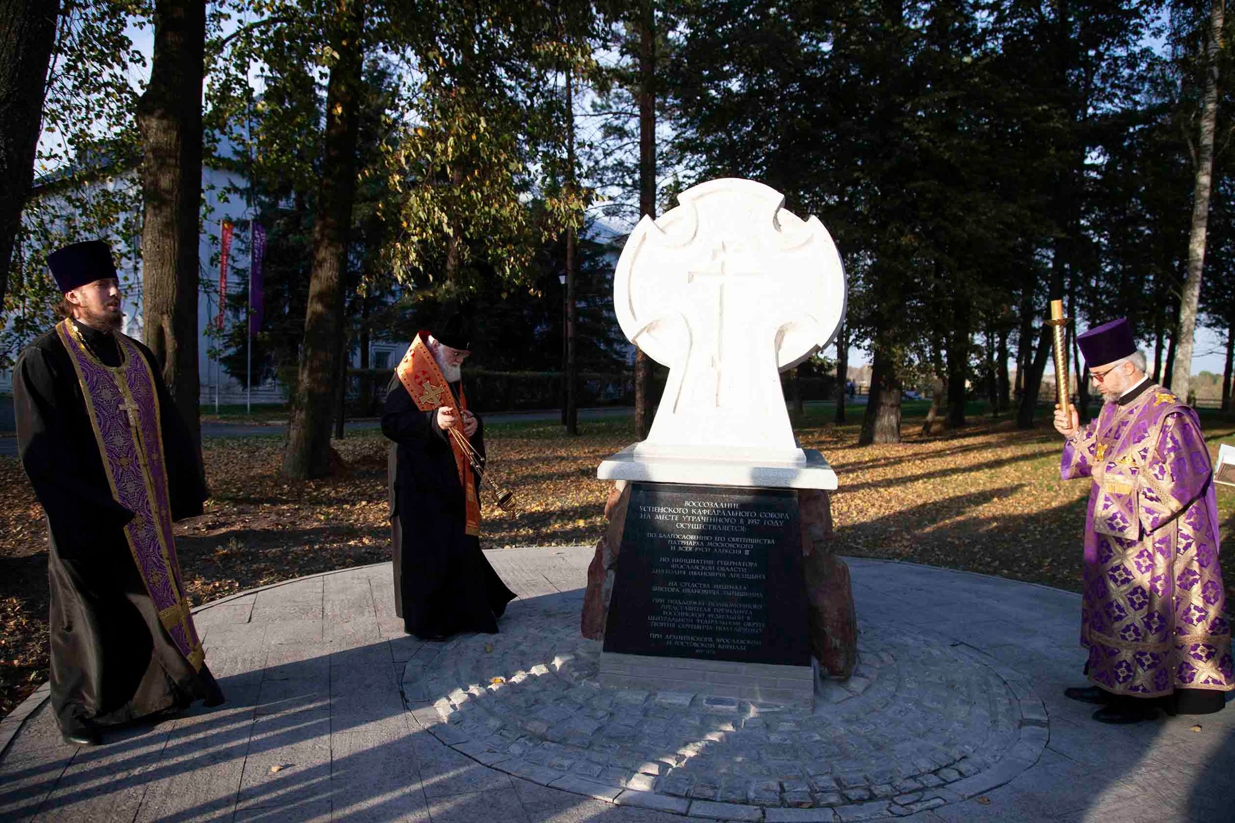 Валуны из фундамента древнего собора стали частью Поклонного креста в Ярославле
