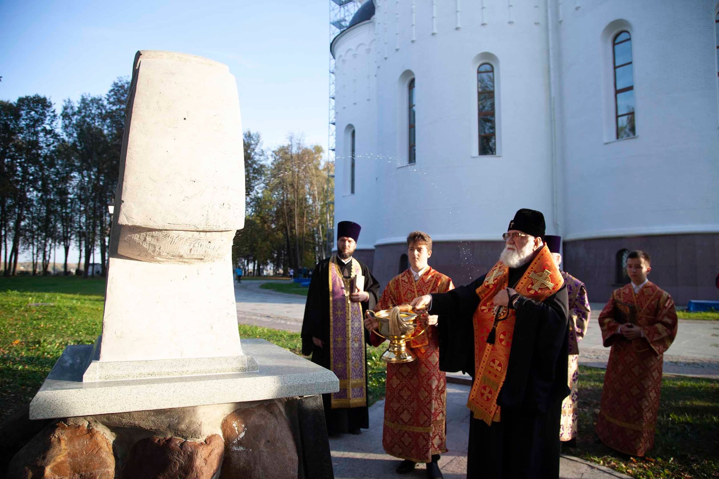 Валуны из фундамента древнего собора стали частью Поклонного креста в Ярославле