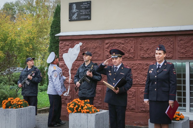 В Рыбинске на здании полиции установили мемориальную доску Павлу Батову