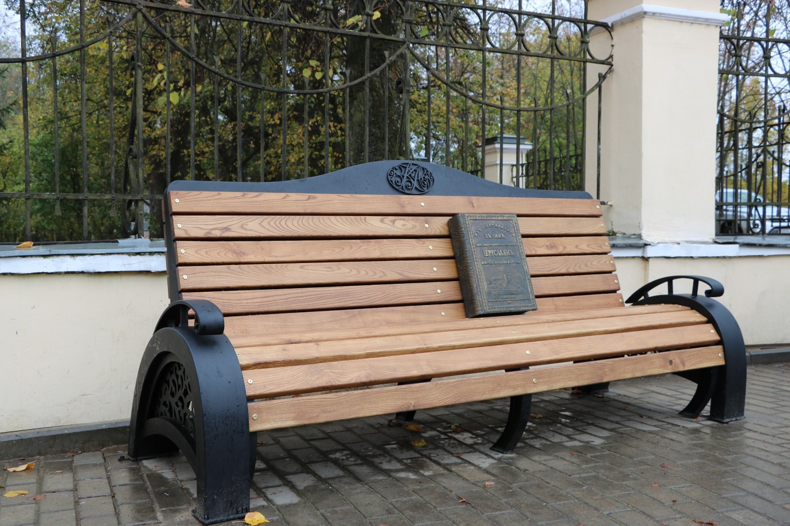 В Ростове Ярославской области появилась говорящая скамейка