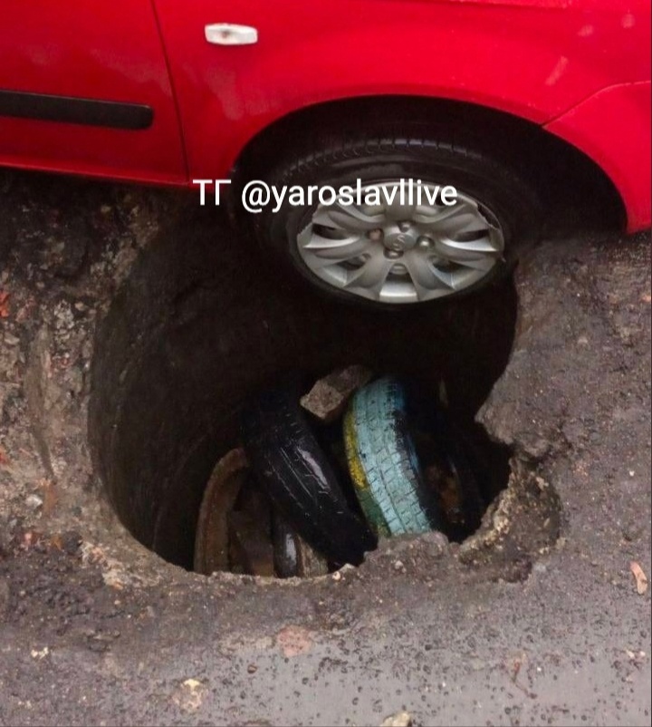 На Пятерке в Ярославле машина провалилась в огромную яму
