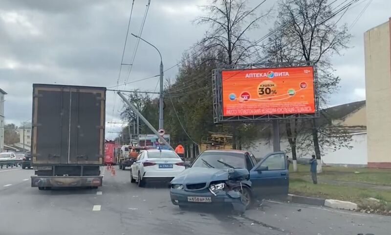 На Московском проспекте из-за аварии с троллейбусом образовалась большая пробка