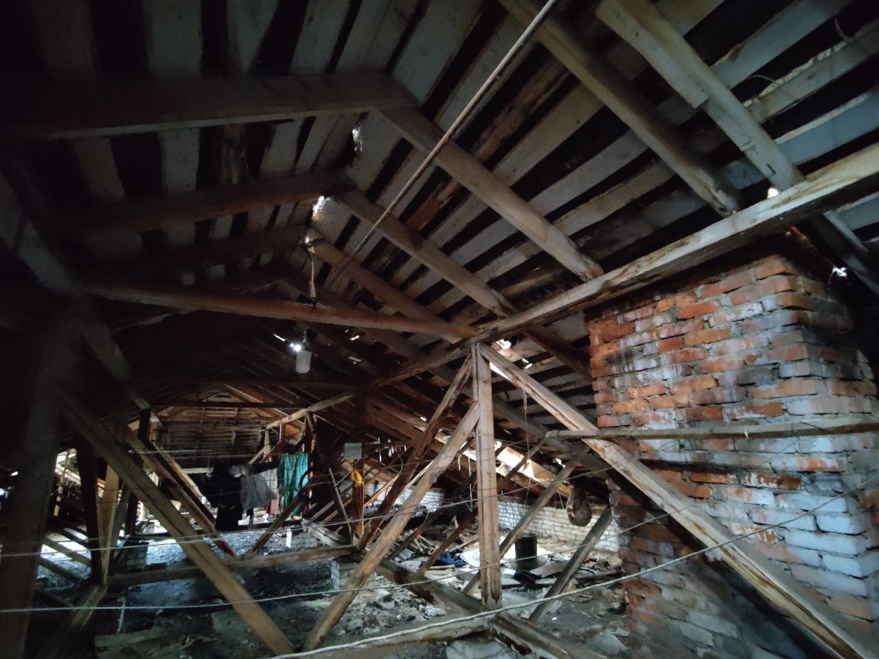 Жители двухэтажки в Ярославской области страдают из-за протекающей крыши