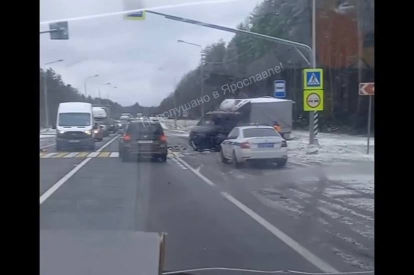 Под Ярославлем уснувший водитель внедорожника врезался в стоящую «Газель»