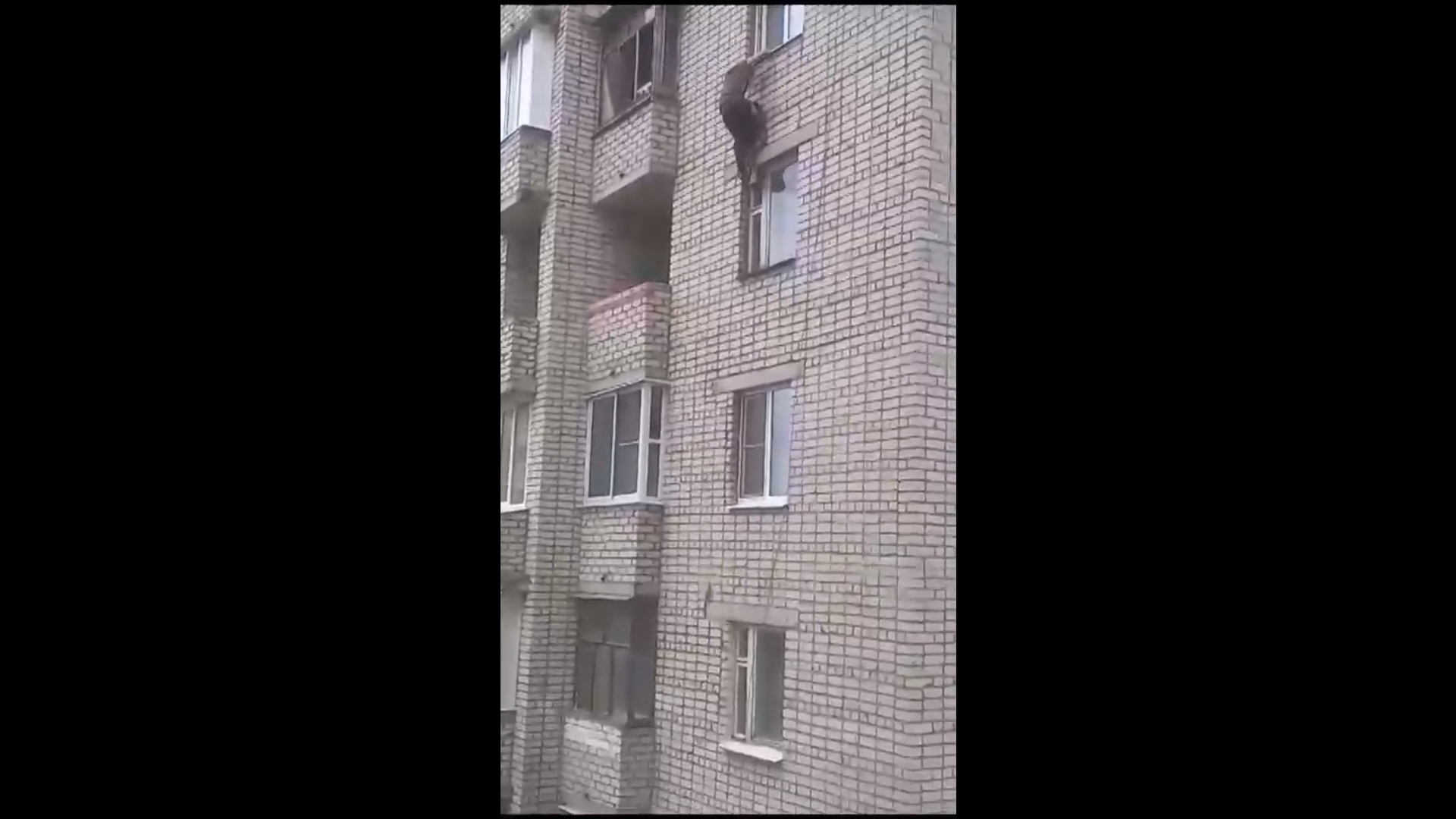 В Ярославской области девушка выпала из окна многоэтажного дома