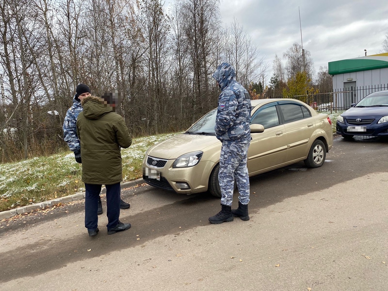 Задолжавший 285 тысяч рублей ярославец скрывался от приставов в своем авто