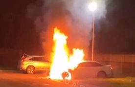 На парковке у нового ФОКа в Ярославле загорелся автомобиль