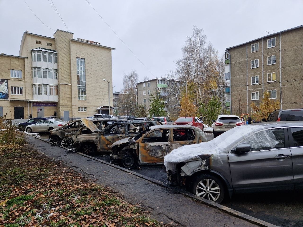 Ущерб от поджога автомобилей в Дзержинском районе Ярославля оценили в 15  млн рублей | 30.10.2023 | Ярославль - БезФормата