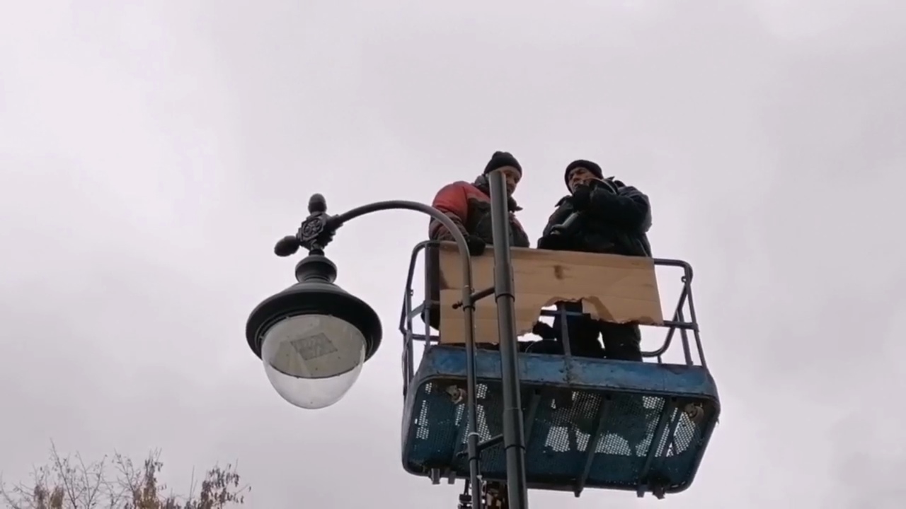 В Ростове в рамках нового дизайн-кода начали устанавливать стилизованные фонари