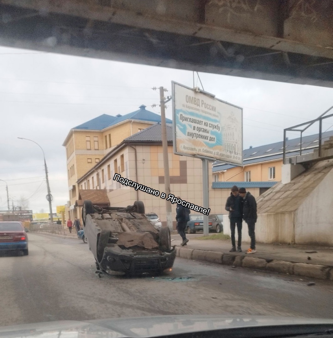 Под железнодорожным мостом в Ярославле иномарка перевернулась на крышу