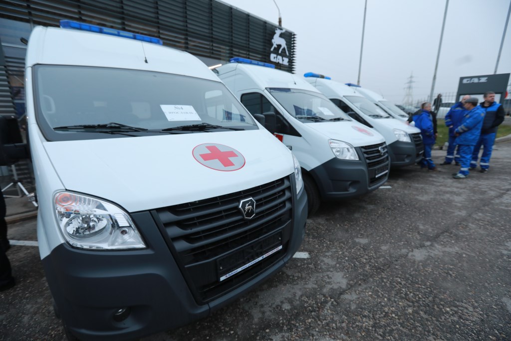 Медучреждения Ярославской области получили 12 новых машин скорой помощи