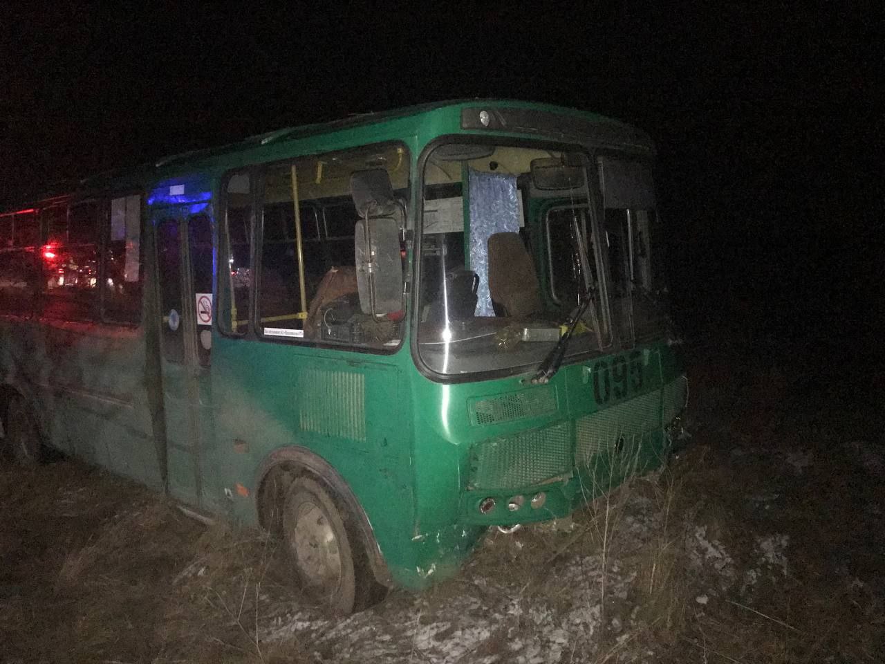 В Ярославской области автобус съехал в кювет: пострадали четыре человека