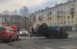 В результате ДТП на Юбилейной площади в Ярославле перевернулась иномарка