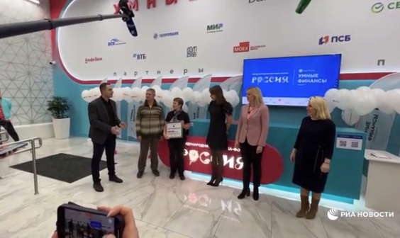 Миллионная посетительница выставки «Россия» получила билеты на «Щелкунчика»