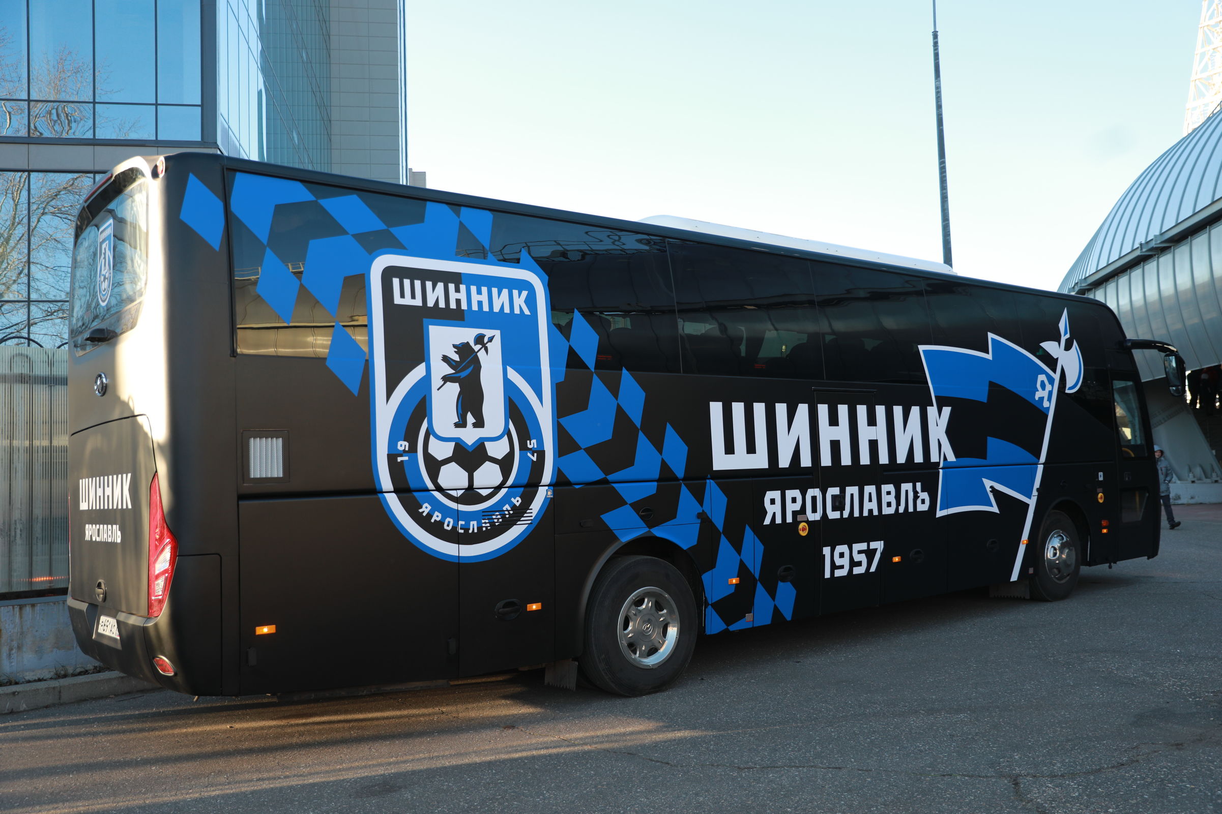 Михаил Евраев передал футболистам «Шинника» автобус для поездок по стране