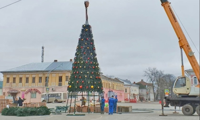 В Ярославской области установили первую городскую елку