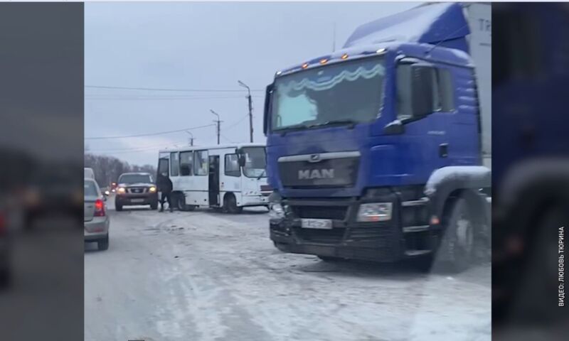 В Ярославской области столкнулись автобус, внедорожник и фура