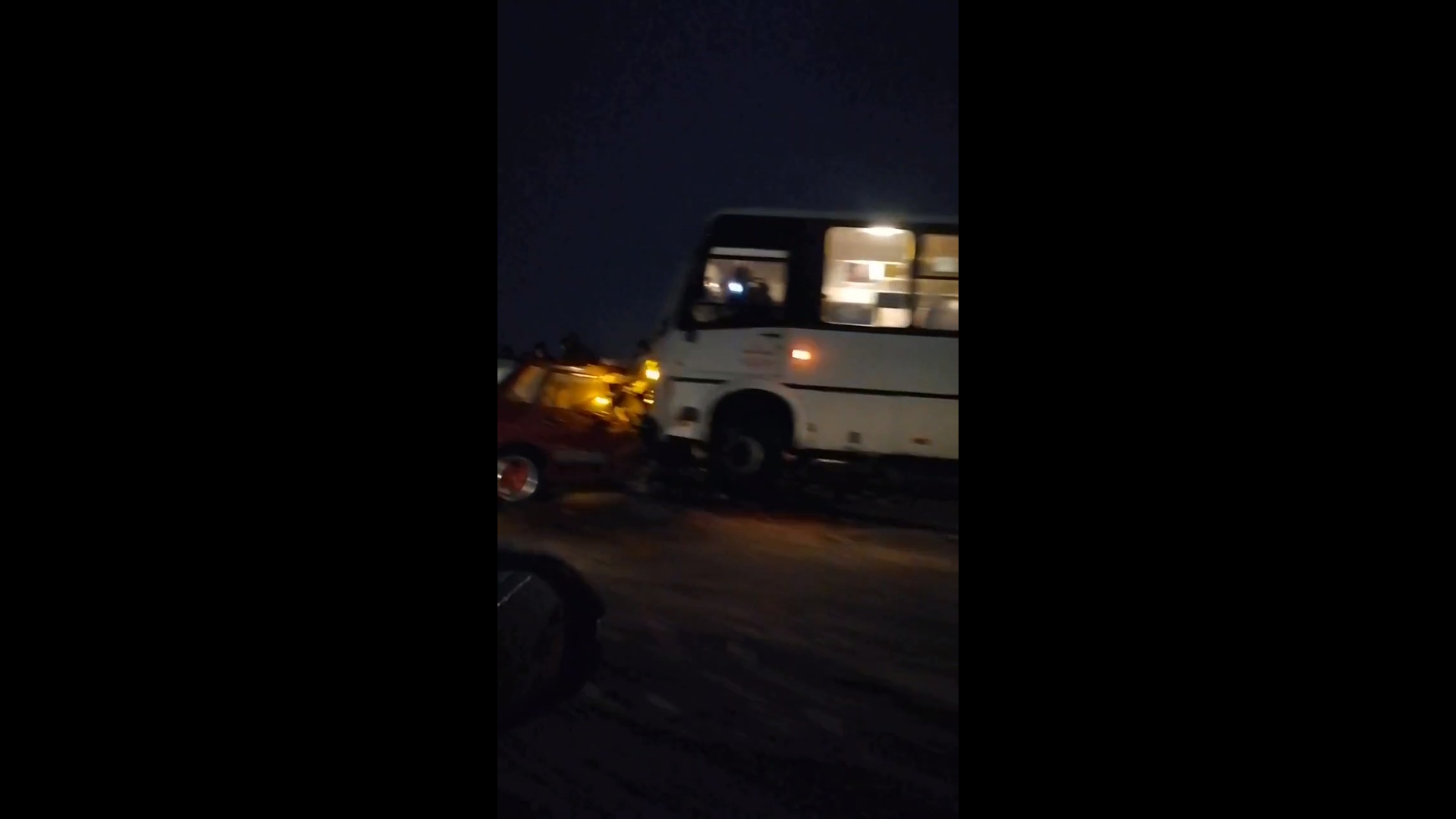 Шесть человек пострадали при столкновении автобуса с легковушкой под Ярославлем