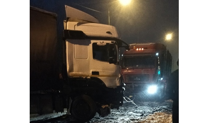 В тройном ДТП с фурами на трассе в Ярославской области пострадал мужчина