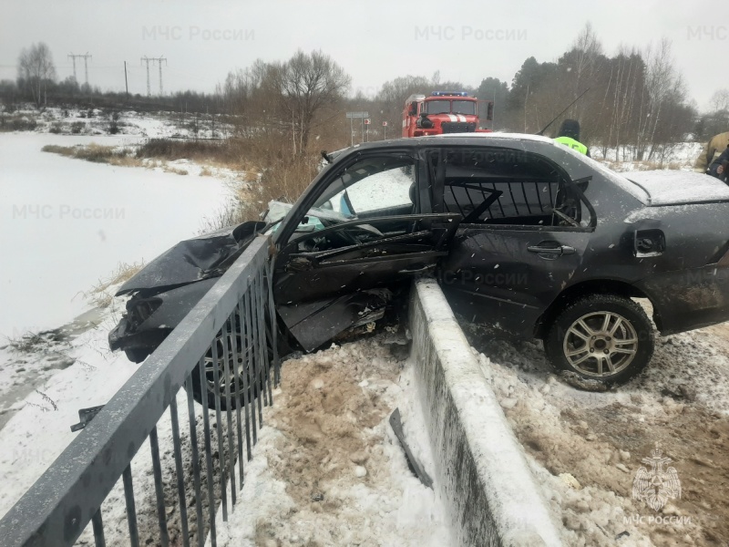 Легковушка повисла на мосту в результате ДТП в Ярославской области