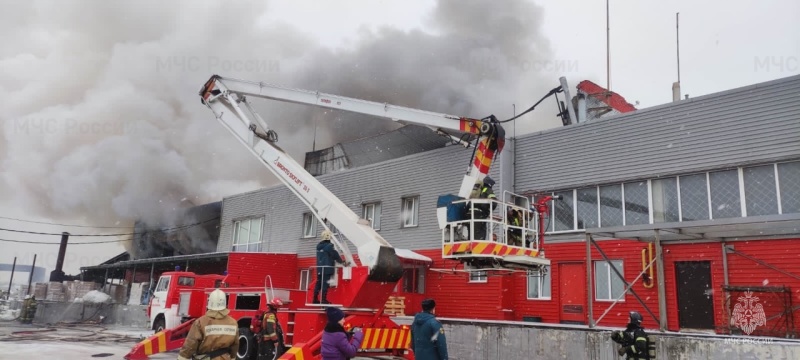 В крупном пожаре на складе в Ярославле пострадали три человека