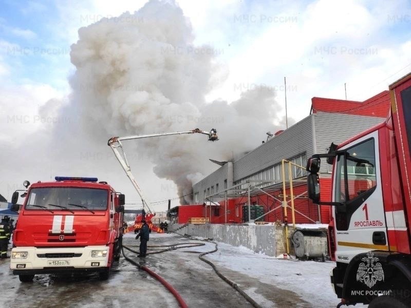 Пожар на складе в промзоне Ярославля тушили почти 13 часов