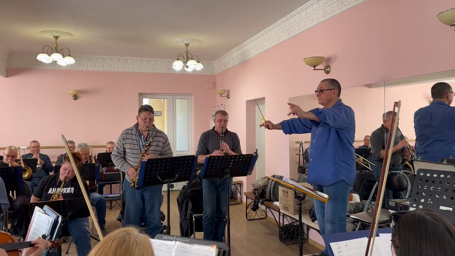 Ярославский дирижер передал ноты в зону СВО для мариупольского оркестра