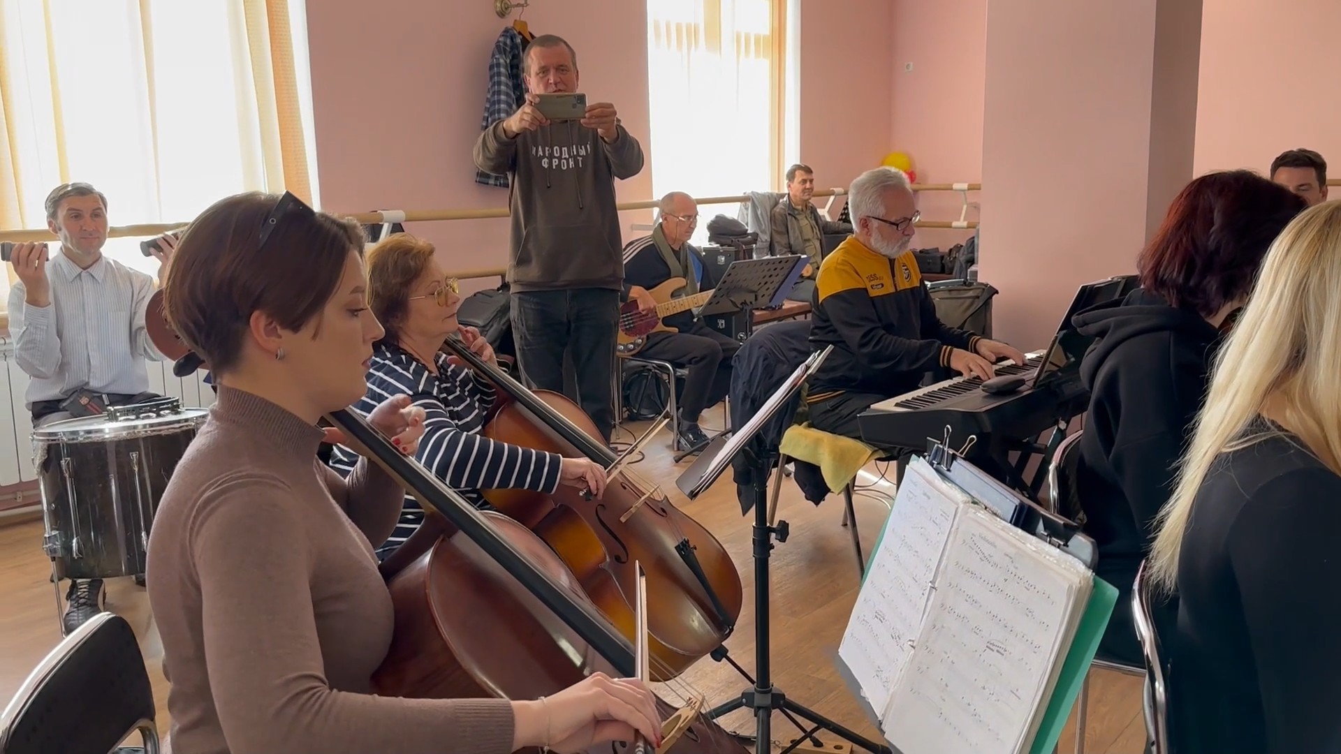 Ярославский дирижер передал ноты в зону СВО для мариупольского оркестра