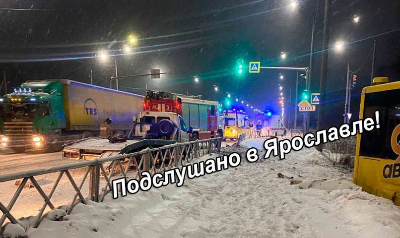 В Ярославле автобус вылетел в кювет в результате тройного ДТП с фурой