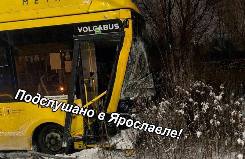 В Ярославле автобус вылетел в кювет в результате тройного ДТП с фурой
