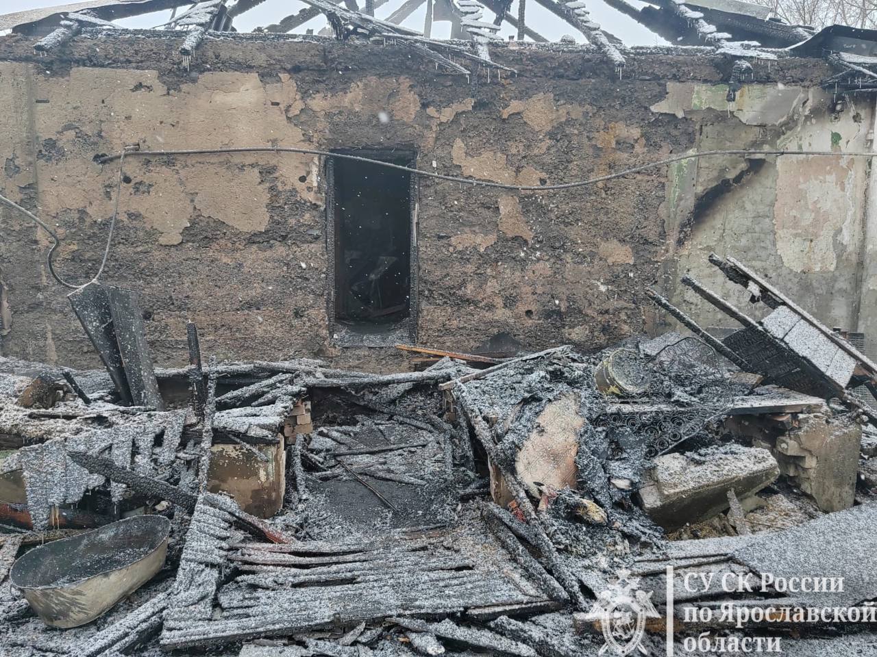 В Ярославской области в пожаре в двухквартирном доме погибла женщина