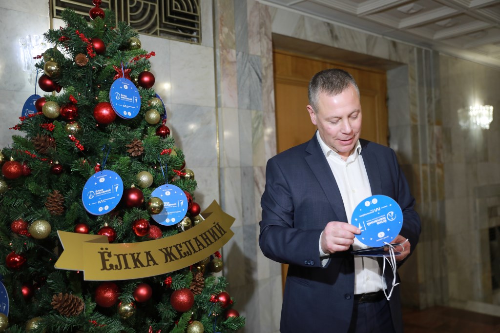 ​Михаил Евраев дал старт акции «Елка желаний» в Ярославской области