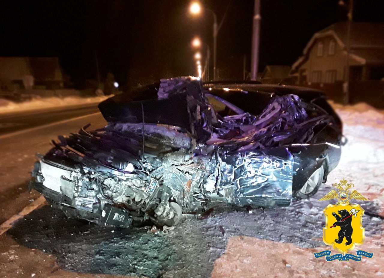 В Ярославской области при столкновении с грузовиком погиб водитель легковушки