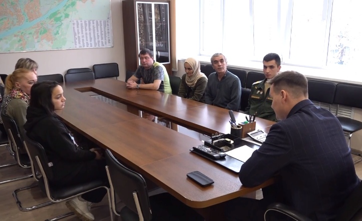 Три ярославские семьи, в которых восемь и более детей, получили сертификаты на жилье